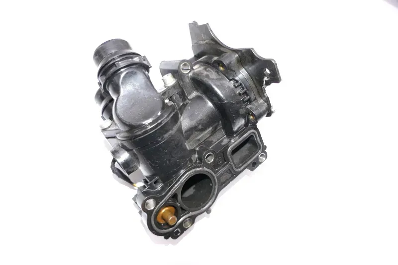 VW Polo 6R Kühlmittelregler Wasserpumpe Pumpe Gehäuse 06H121026CR - Bild 1