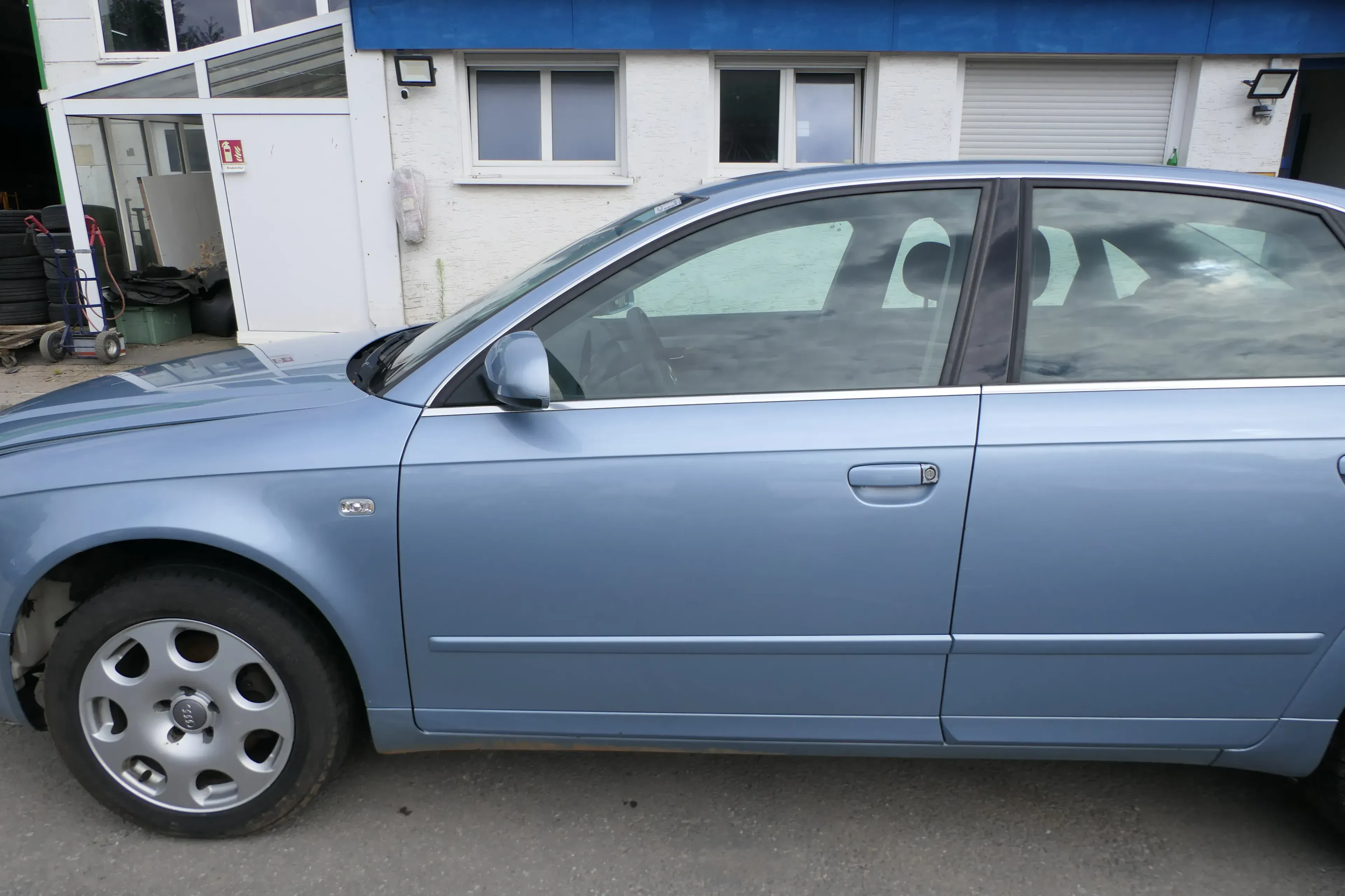 Audi A4 B7 8E Tür vorne links Kombi+Limo mit Rahmen blau LY5J - Bild 1