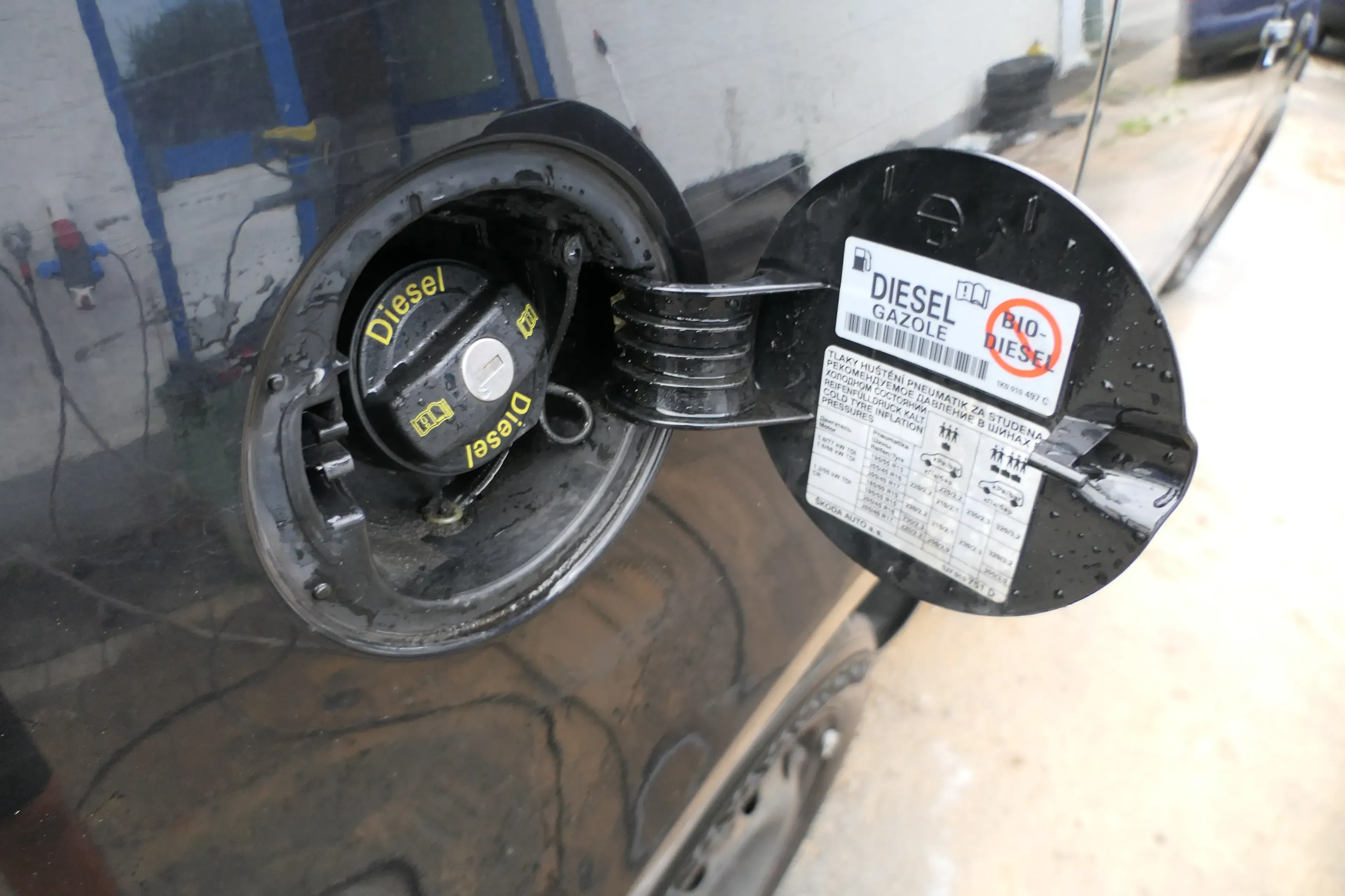 Skoda Roomster 5J Tankdeckel Deckel Tank Tankverschluß schwarz LF9R - Bild 1