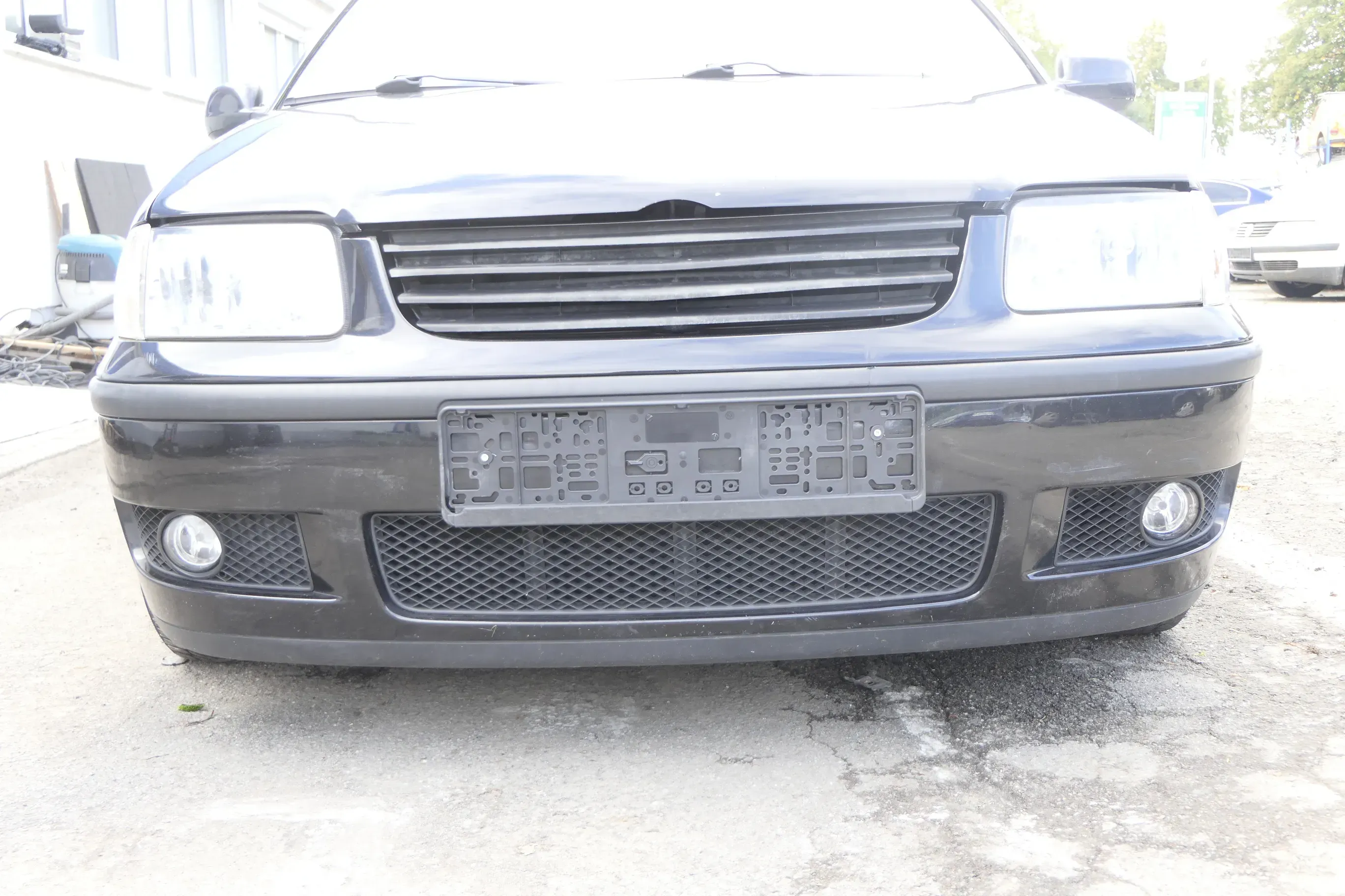 VW Polo 6N2 Stoßstange vorne Frontstoßstange Stoßfänger schwarz LC9Z +Grill - Bild 1