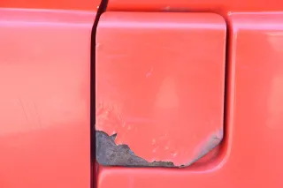 VW T4 Tankdeckel Tankklappe Tank Deckel Klappe rot - Bild 1