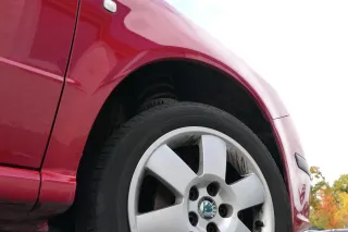 Skoda Fabia 6Y Kotflügel vorne rechts rot LF3K auch Kombi Facelift - Bild 2