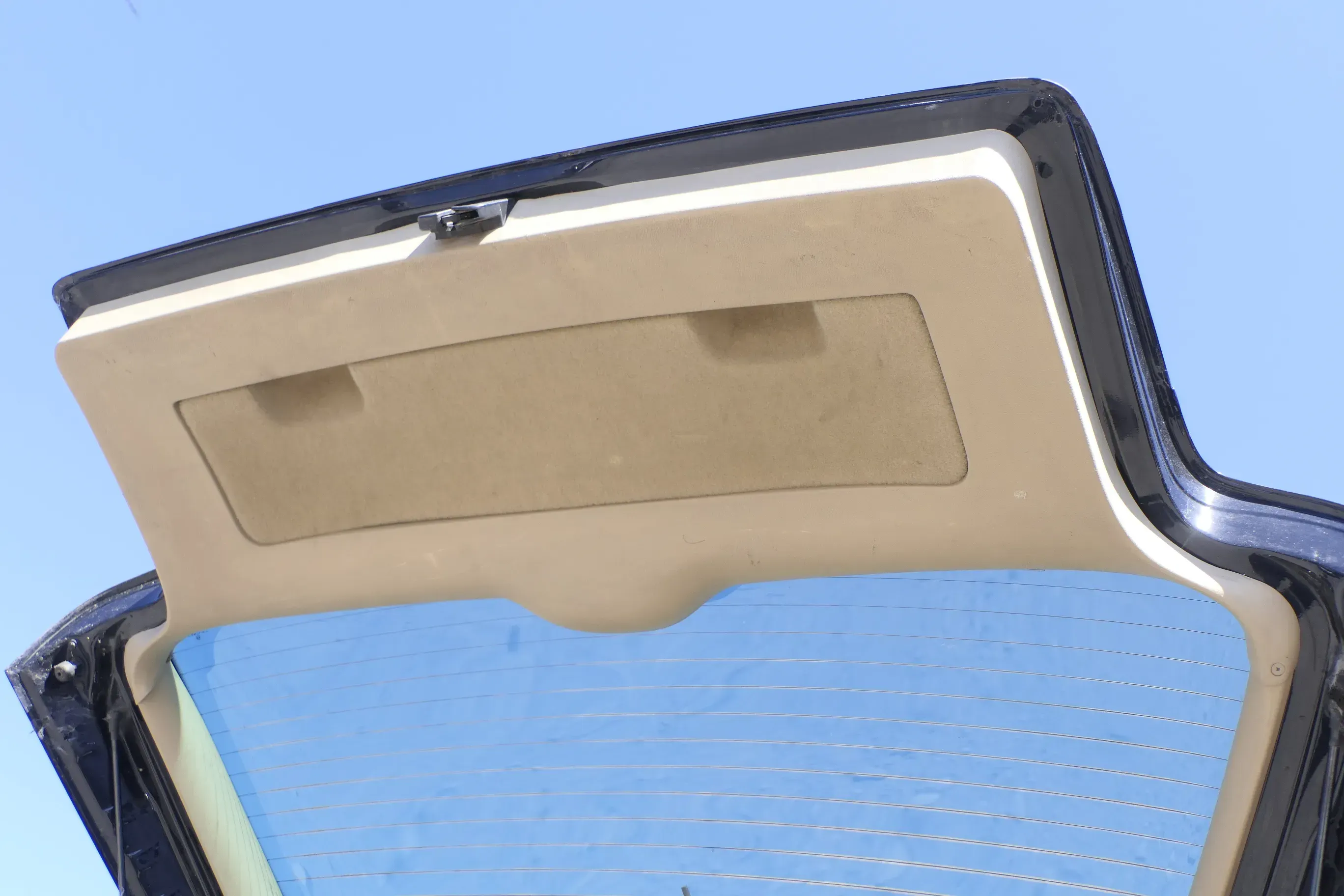 VW Passat 3B 3BG Kombi Abdeckung Verkleidung hinten Heckklappe besch purbeige - Bild 1