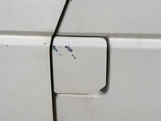 VW T4 Tankdeckel Tankklappe Tank Deckel Klappe weiß R902 - Bild 1