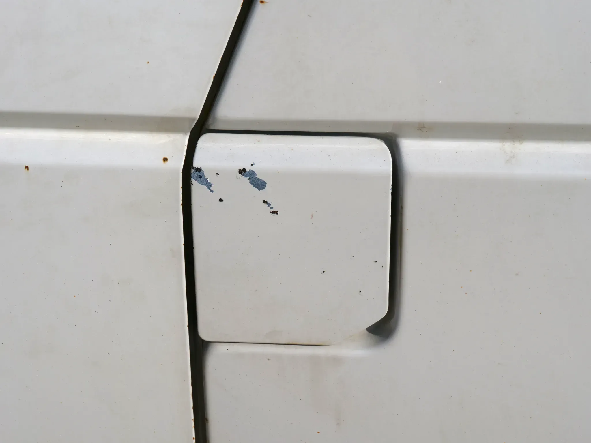 VW T4 Tankdeckel Tankklappe Tank Deckel Klappe weiß R902 - Bild 1