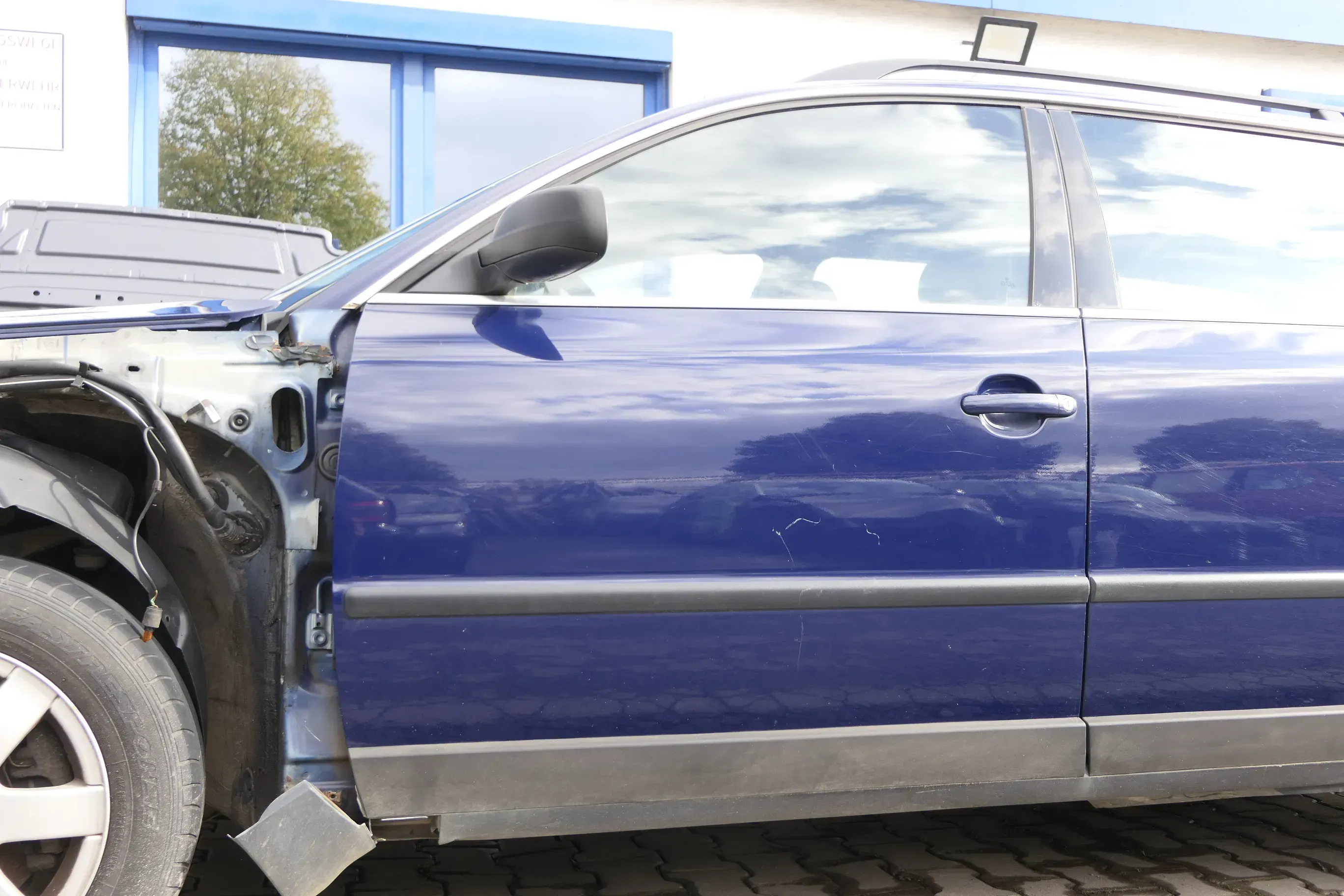 VW Passat 3B 3BG 3B6 Kombi + Limo Tür vorne links Fahrertür blau LB5N ohneAnbaut - Bild 1