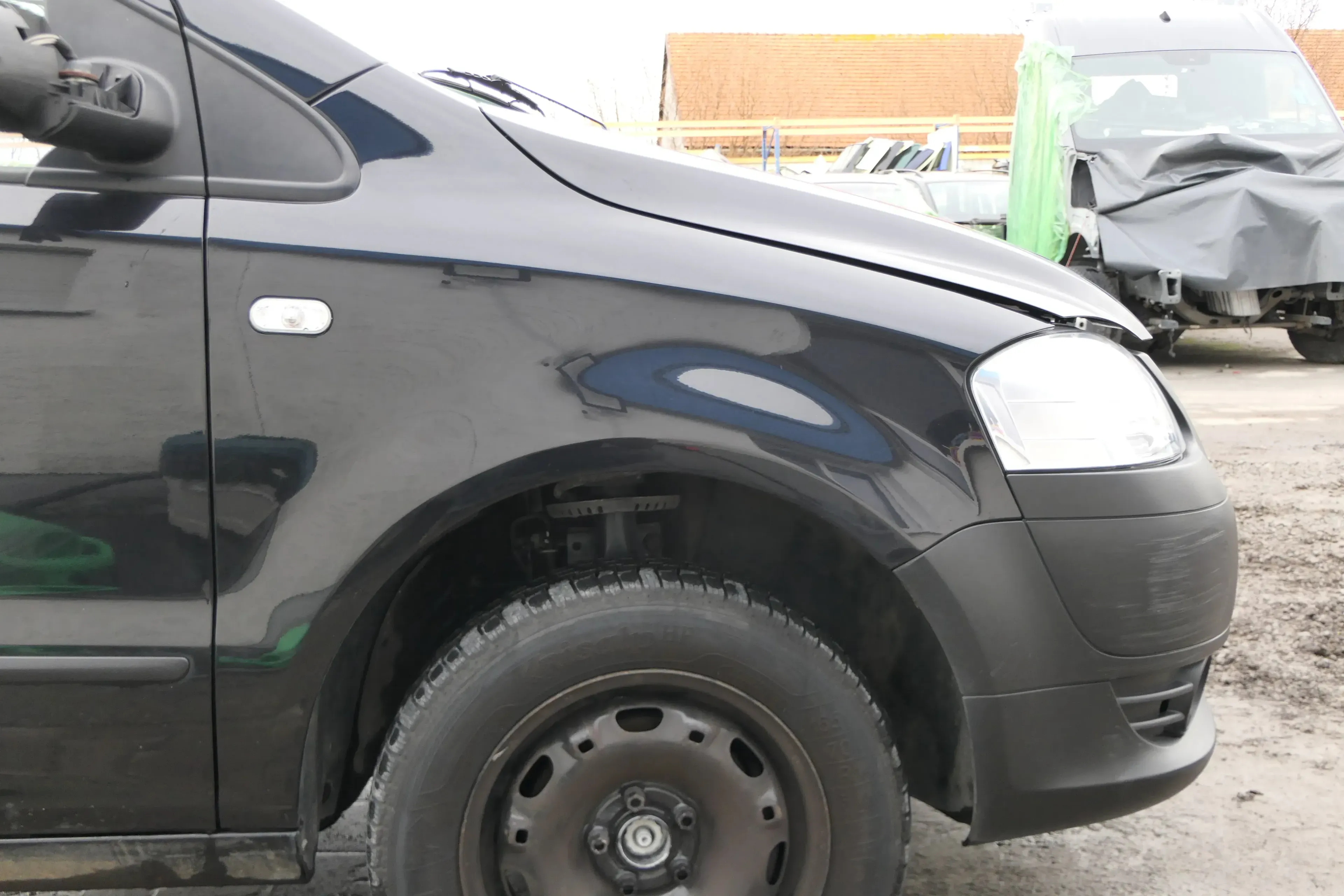 VW Fox 5Z Kotflügel vorne rechts schwarz LC9Z - Bild 1