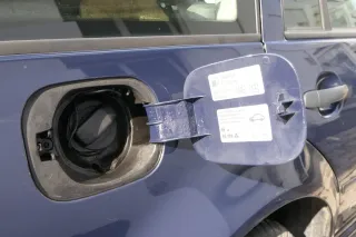 VW Golf 4 Variant Kombi Tankdeckel Deckel Tank Tankverschluß blau LA5G - Bild 2