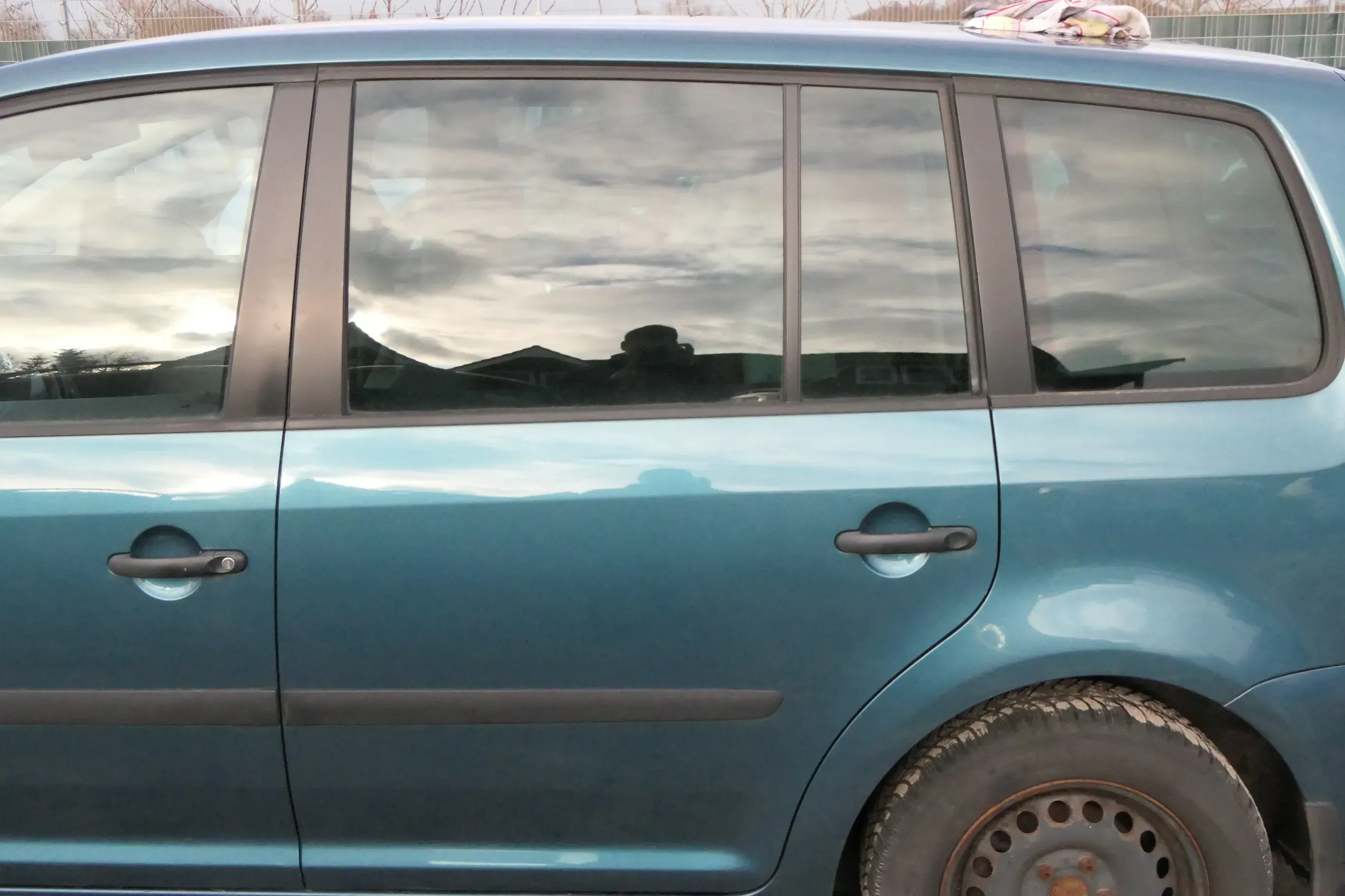 VW Touran 1T 1T3 Tür hinten links blau grün LC5Q mit Scheibe - Bild 1