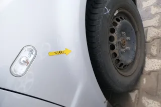 VW Passat 3B Kotflügel vorne rechts silber LB7Z grau - Rost - Bild 3