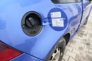 VW Golf 4 Limousine Tankdeckel Deckel Tank Tankverschluß blau LW5Y - Bild 2