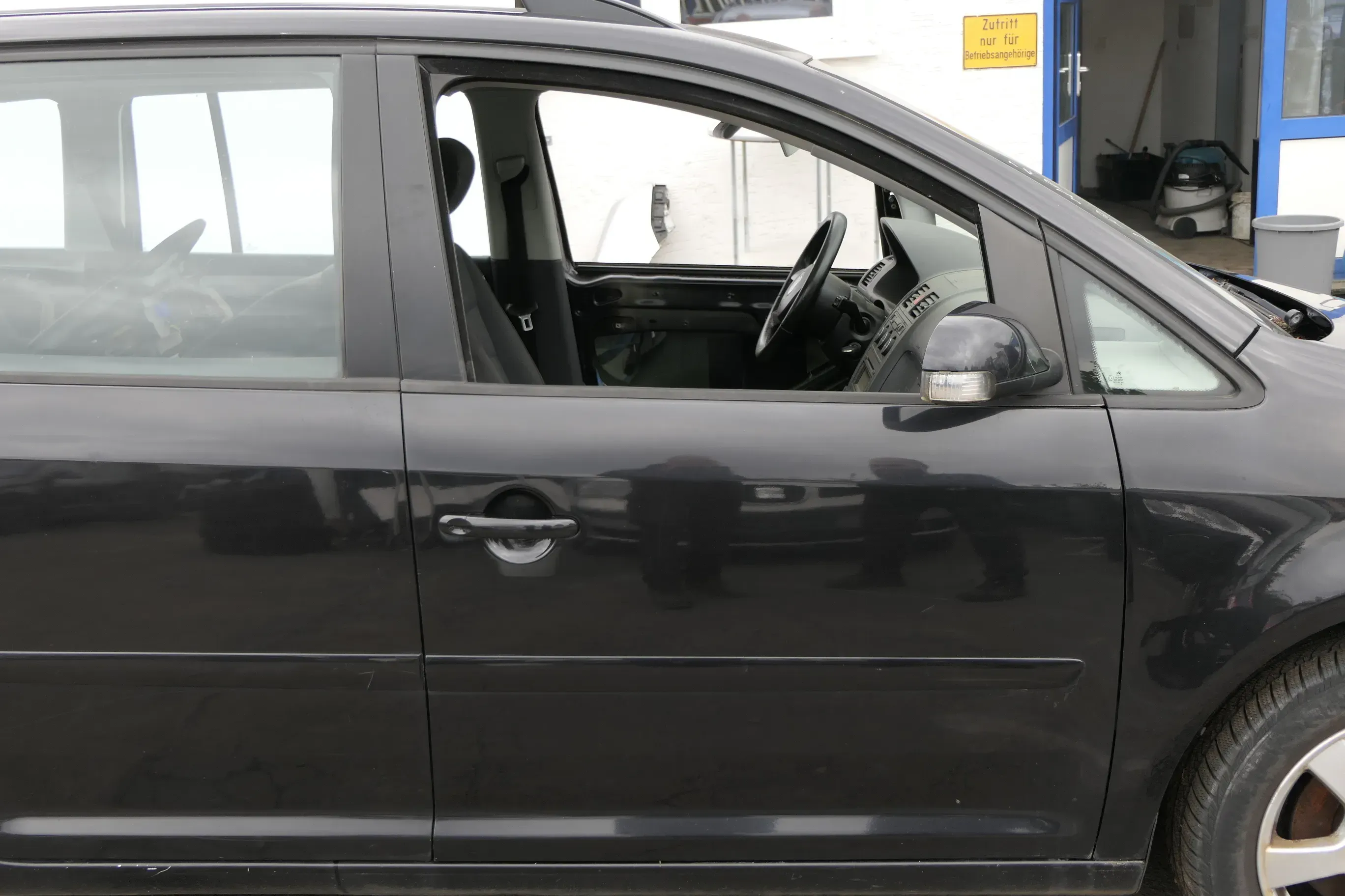 VW Touran 1T 1T3 Tür vorne rechts Beifahrertür schwarz LC9Z e - ohne Anbauteile - Bild 1