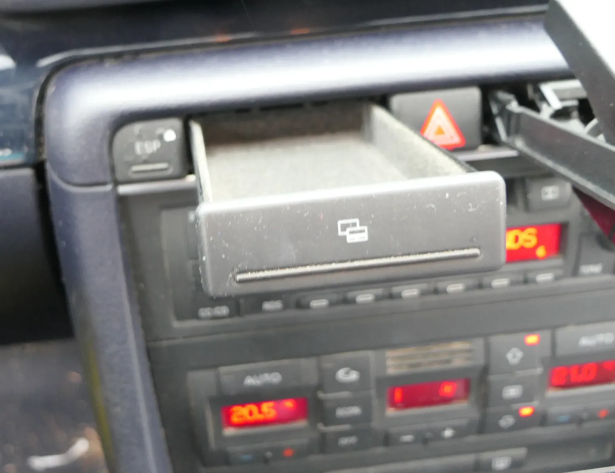 Audi A4 8E B6 Ablagefach Fach vorne Ablage Kartenfach Karten - Bild 1
