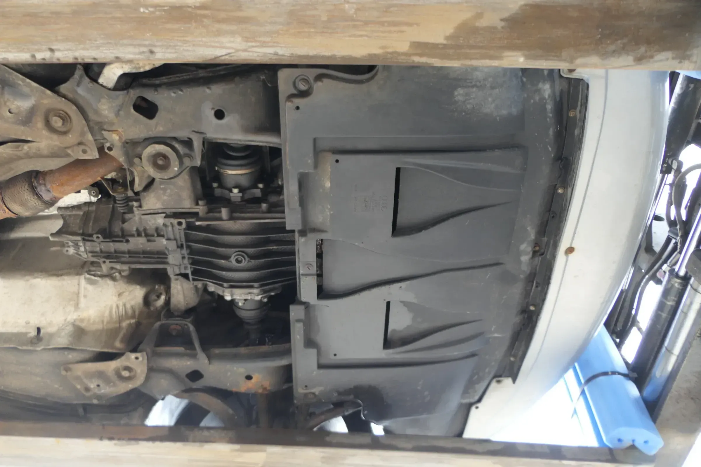 VW Passat 3BG A4 Unterfahrschutz Dämpfung Schutz unter Motor original - Bild 1
