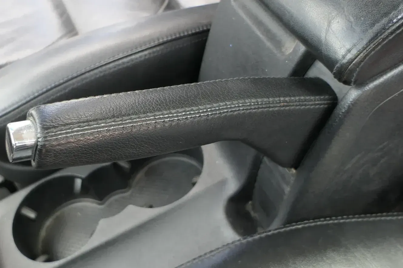 VW Passat 3BG Handbremse Feststellbremse Leder Hebel Verkleidung Griff schwarz - Bild 1
