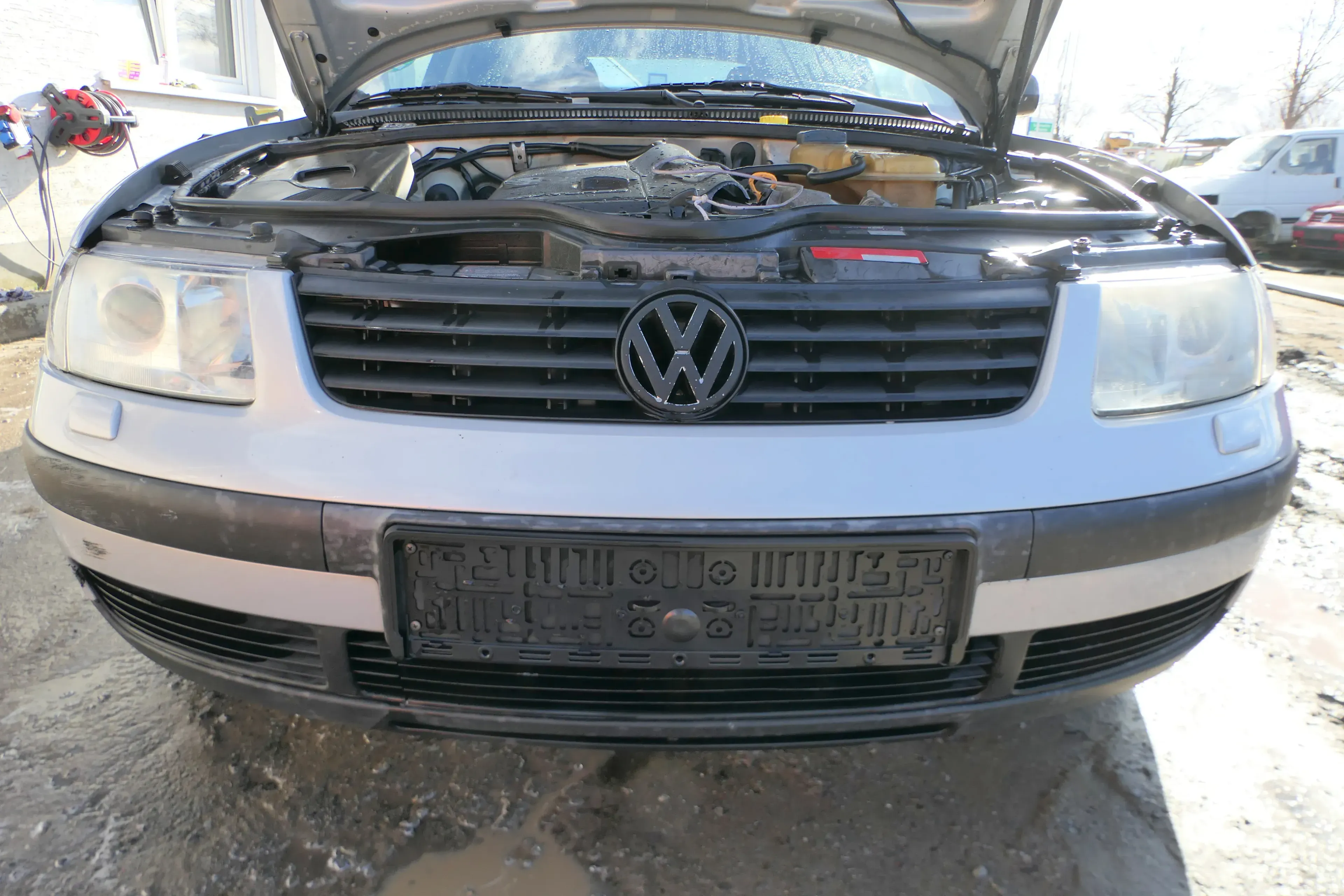 VW Passat 3B Stoßstange vorne Frontstoßstange Stoßfänger vorn silber LB7Z  - SWR - Bild 1