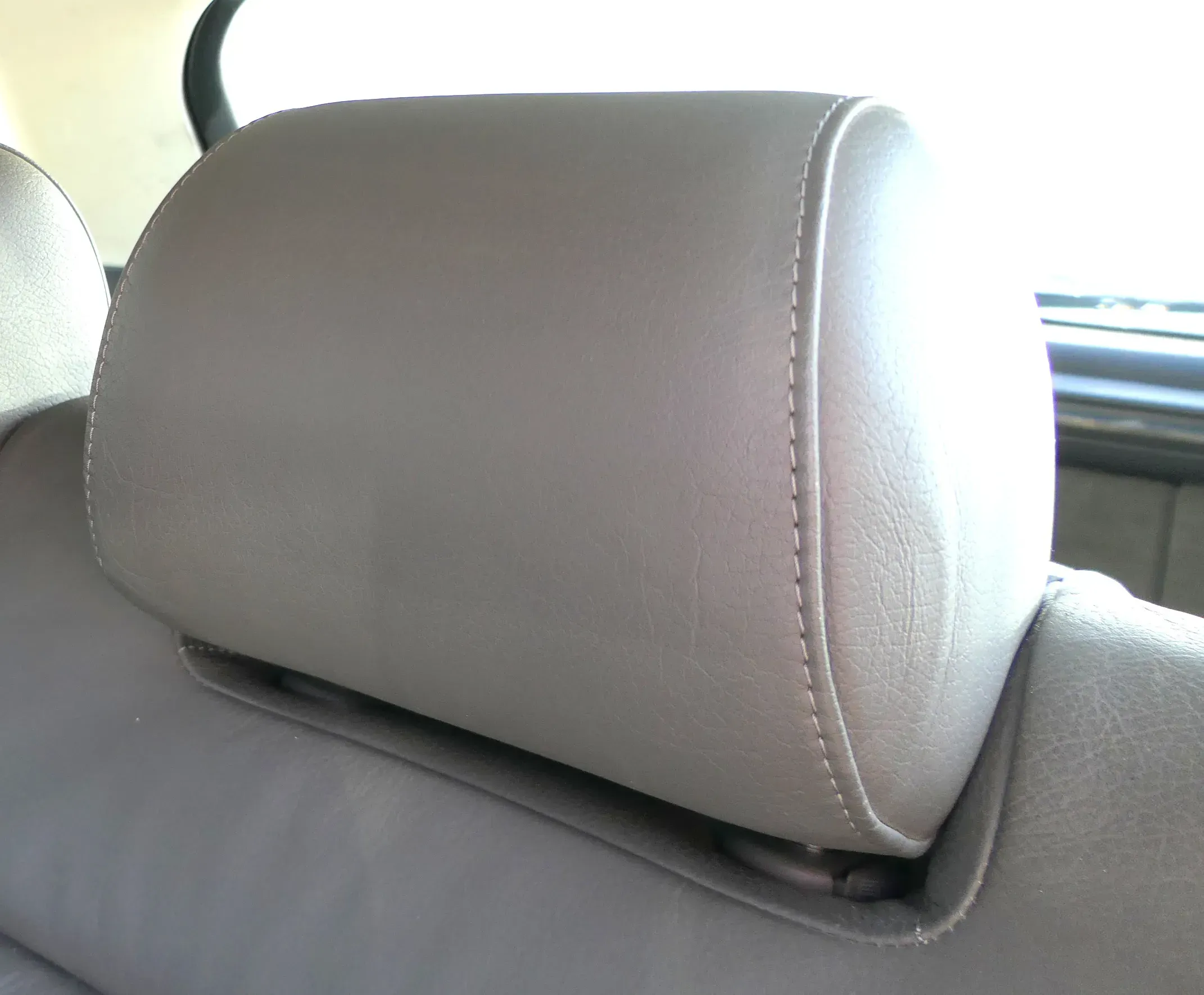 1x A4 B5 A6 4B Kopfstütze vorne vorn oder hinten Leder grau swing dunkelgrau Buf - Bild 1