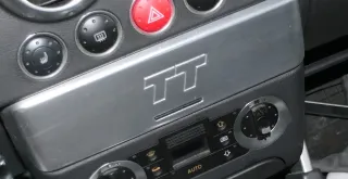 Audi TT 8N Blende für Radio um MIttelkonsole Abdeckung Logo Zeichen Alu silber - Bild 1