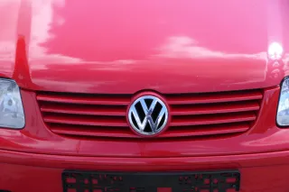 VW Polo 6N2 VW Zeichen Kühlergrill Grill rot LP3G - Bild 1