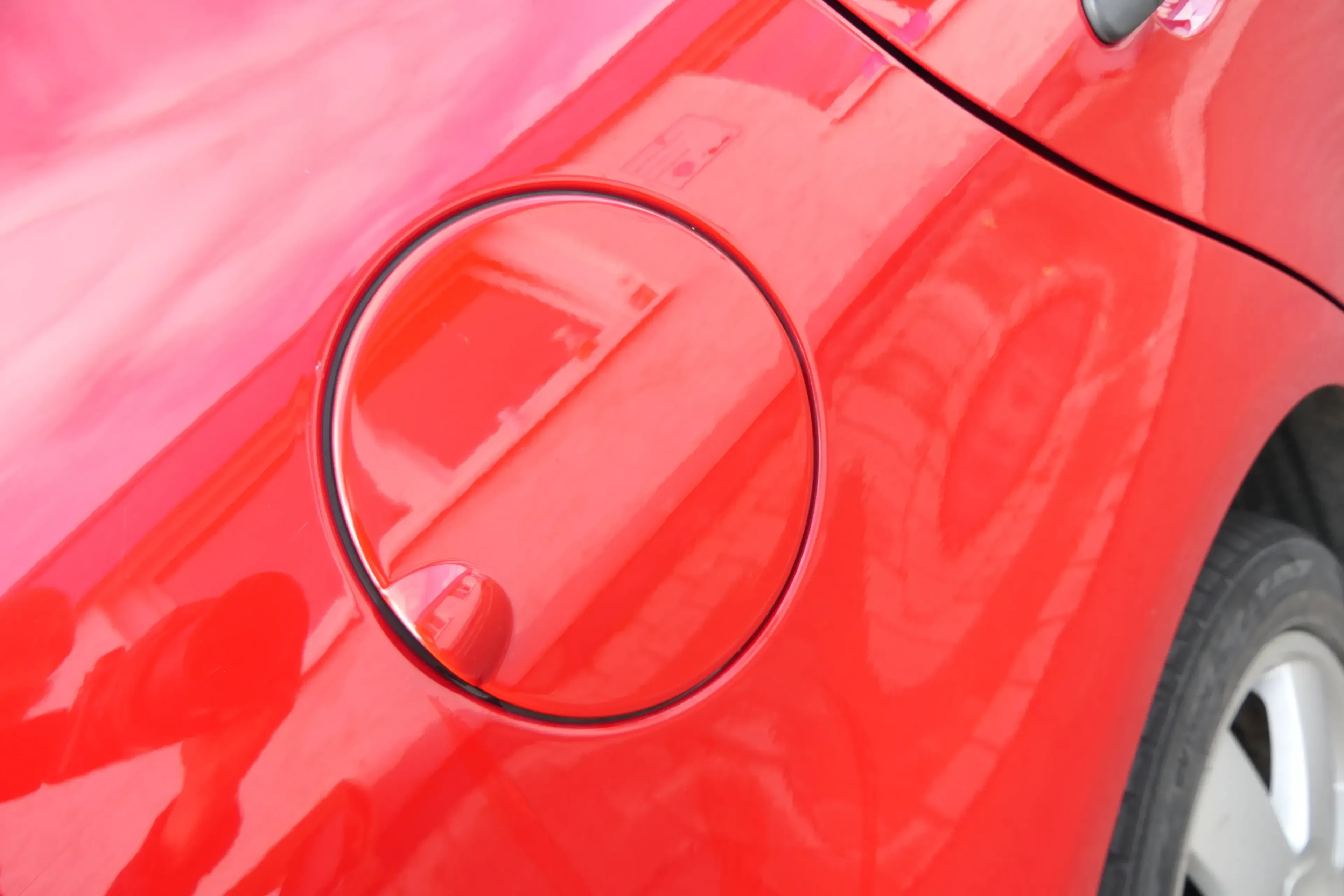 Skoda Fabia 6Y2 Limousine Tankdeckel Deckel Tank rot LF3K Schrägheck - Bild 1