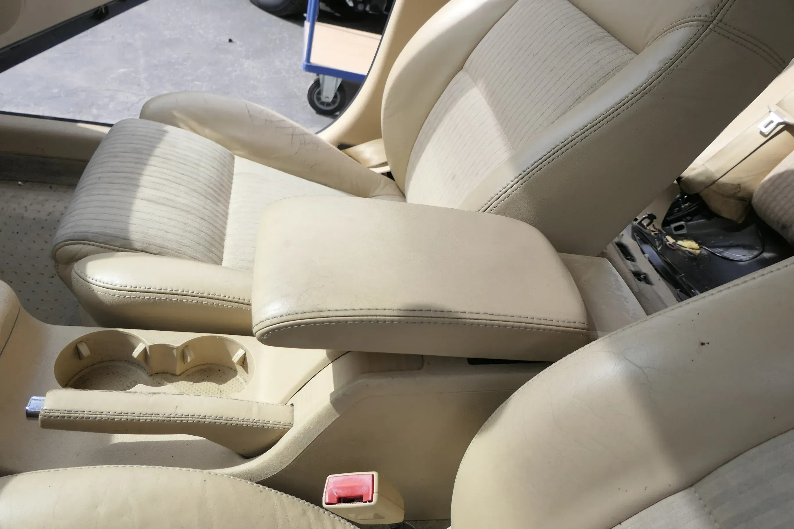 VW Passat 3BG  Mittelarmlehne Armlehne Fach Lehne Mittelkonsole Leder sonnebeige - Bild 1