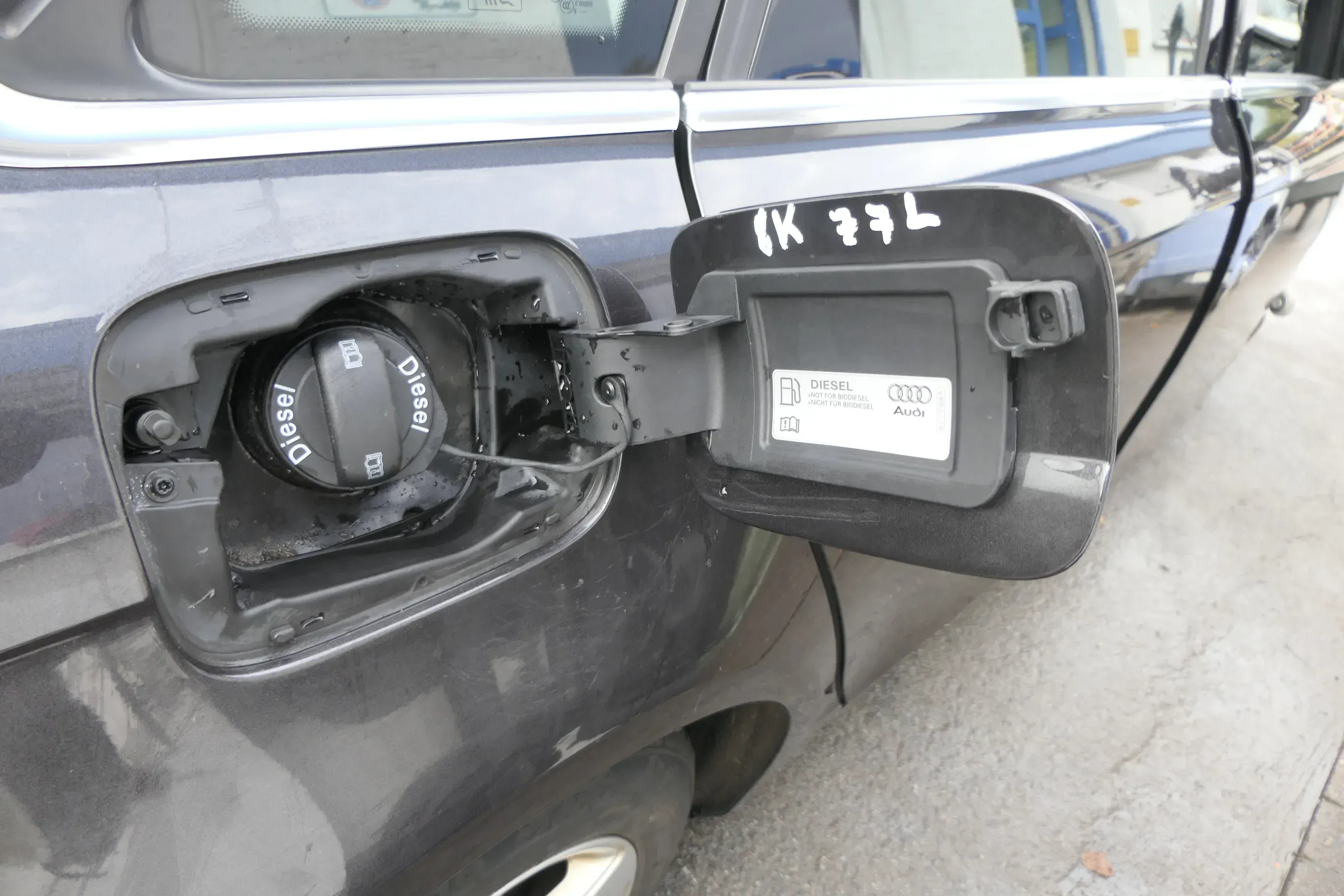 Audi A4 8K B8 Tankdeckel Tankklappe Tank Deckel Klappe Grau braun LZ7L - Bild 1