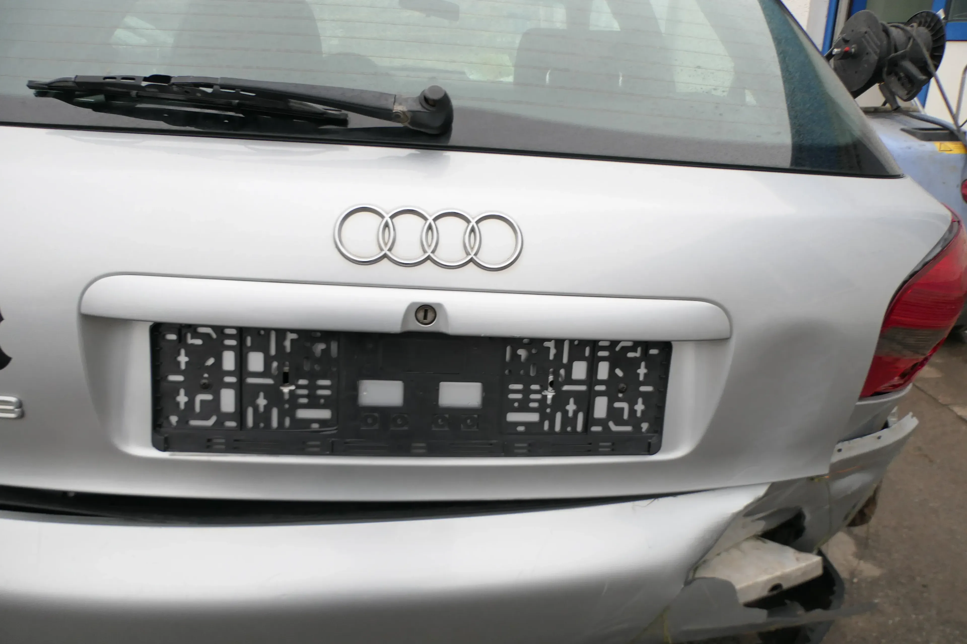 A3 8L A4 Avant Griff Heckklappe Heckklappengriff bis caBj1999 silber LY7M grau - Bild 1