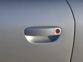 8H Cabrio 8E Türgriff Tür Griff vorne links außen silber LY7W Lagerbügel - Bild 1