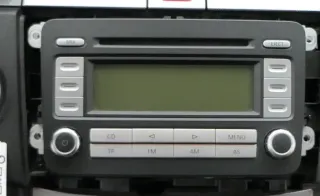 VW Golf 5 V Plus 6 VI Touran Caddy CD Radio RCD 300 5M0035186B mit Code - Bild 3