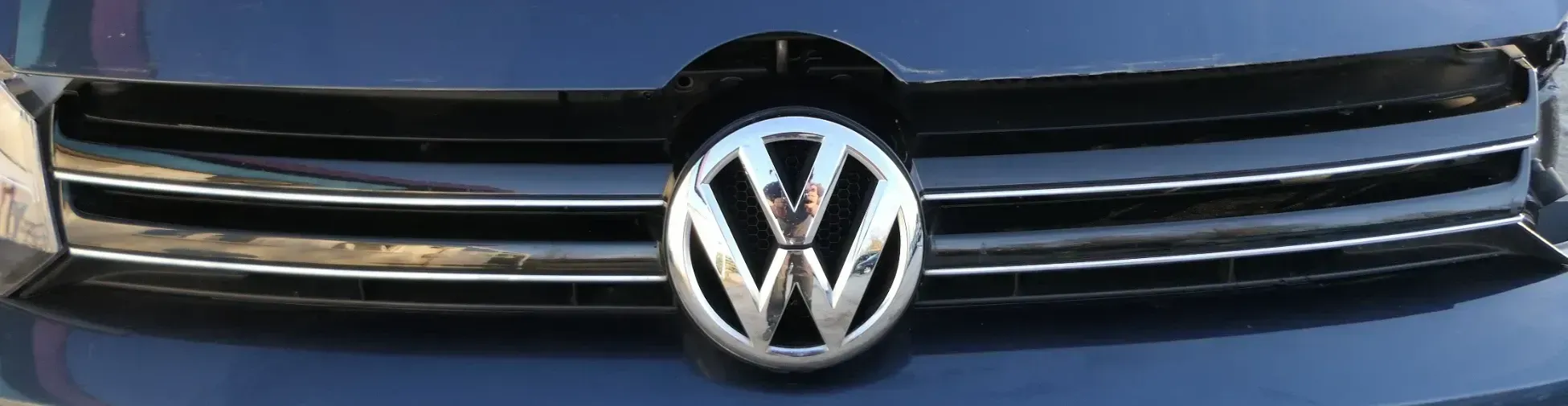 VW Golf 6 5K Grill Kühlergrill VW Zeichen Logo grau LC5F blau 5K0853651AM - Bild 1