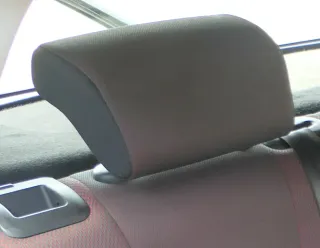 1x Seat Leon 1P Sitz hinten links / rechts Kopfstütze Kopfstützen rot /schwarz - Bild 2