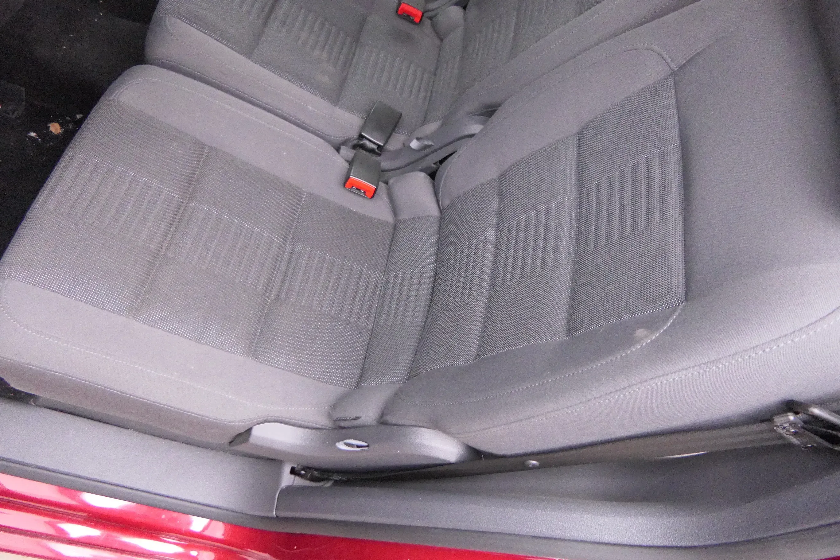 VW Touran Sitz hinten links (hinter Fahrersitz) Rücksitz anthrazit - Bild 1