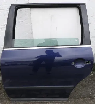 VW Passat 3B 3BG Kombi Variant Tür hinten links blau LB5N mit Scheibe - Bild 1