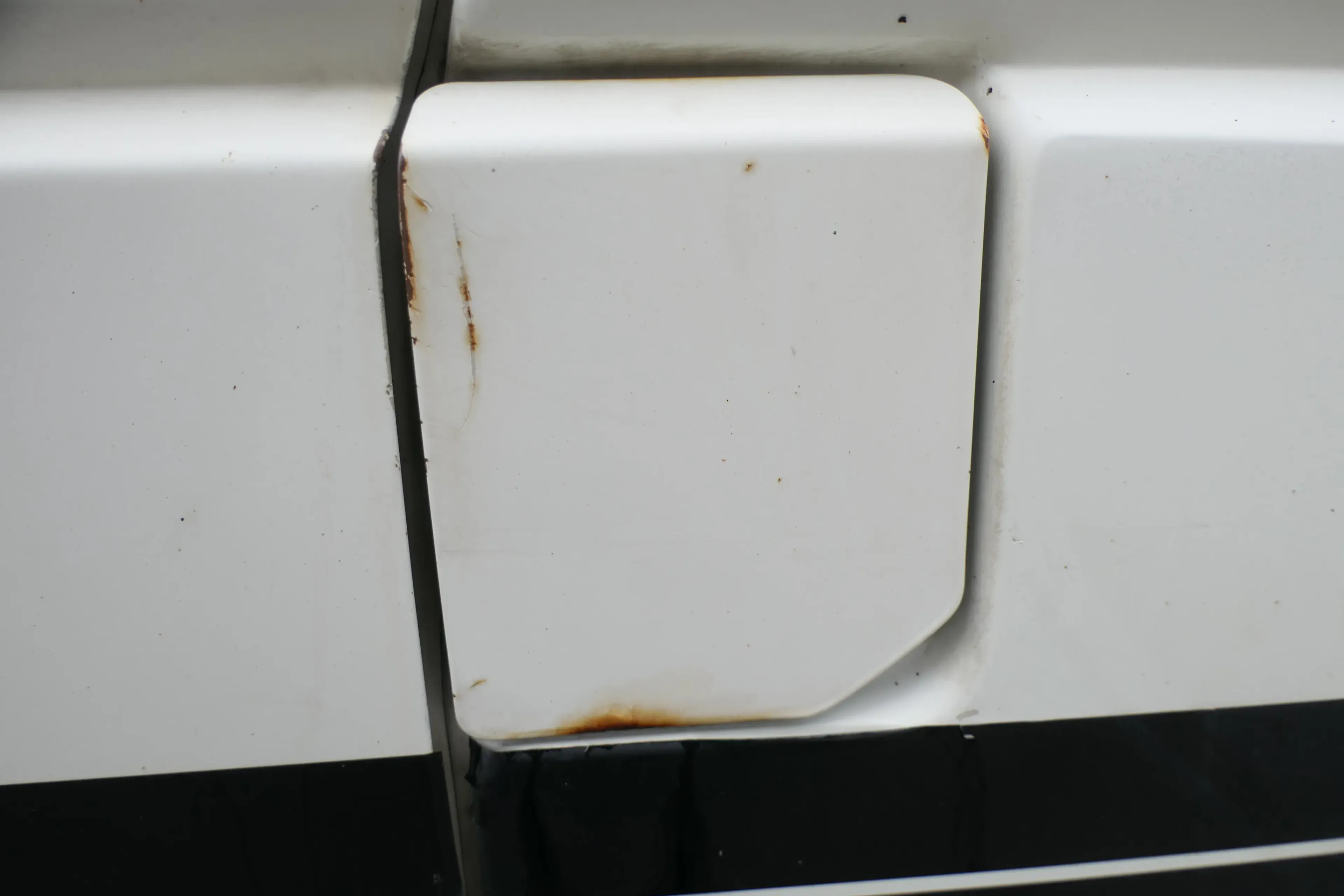 VW T4 Tankdeckel Tankklappe Tank Deckel Klappe weiß R902 - Bild 1