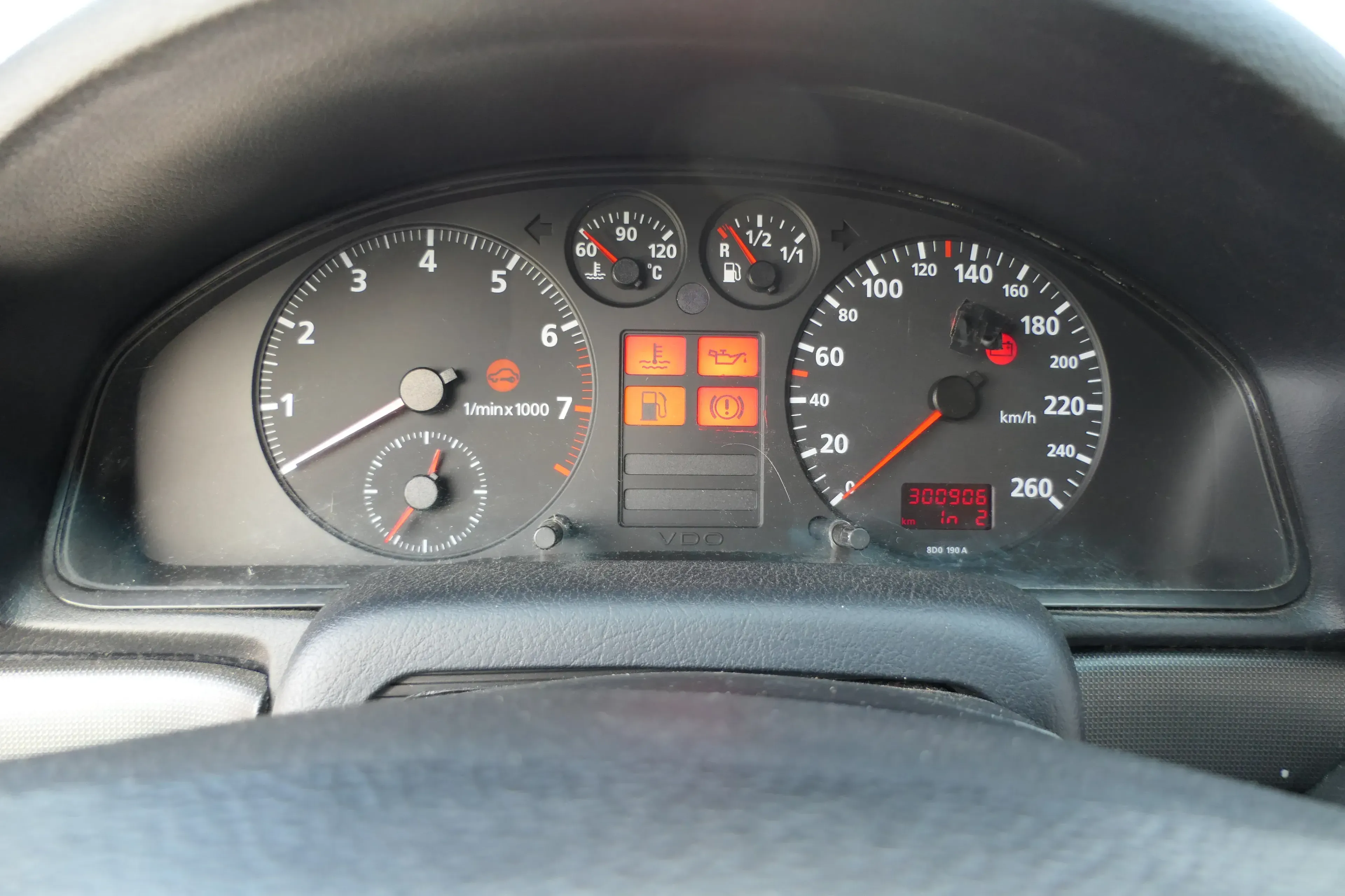 Audi A4 B5 Tacho Tachometer Kombiinstrument 300.900km 8D0919034B Benziner 1,8ADR - Bild 1