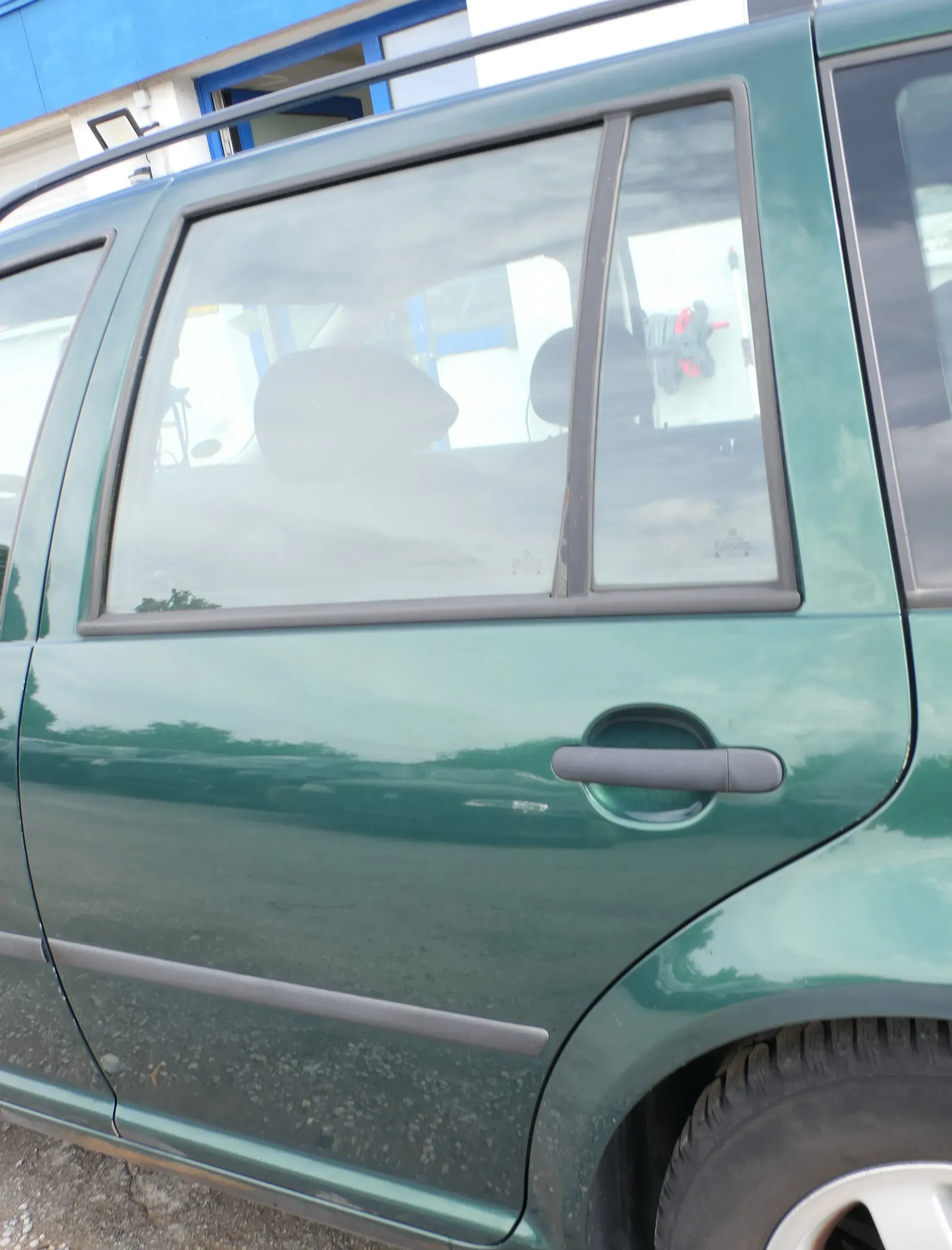 VW Golf 4 Bora Tür hinten links nur Kombi / Variant grün LC6M - ohne Anbauteile - Bild 1