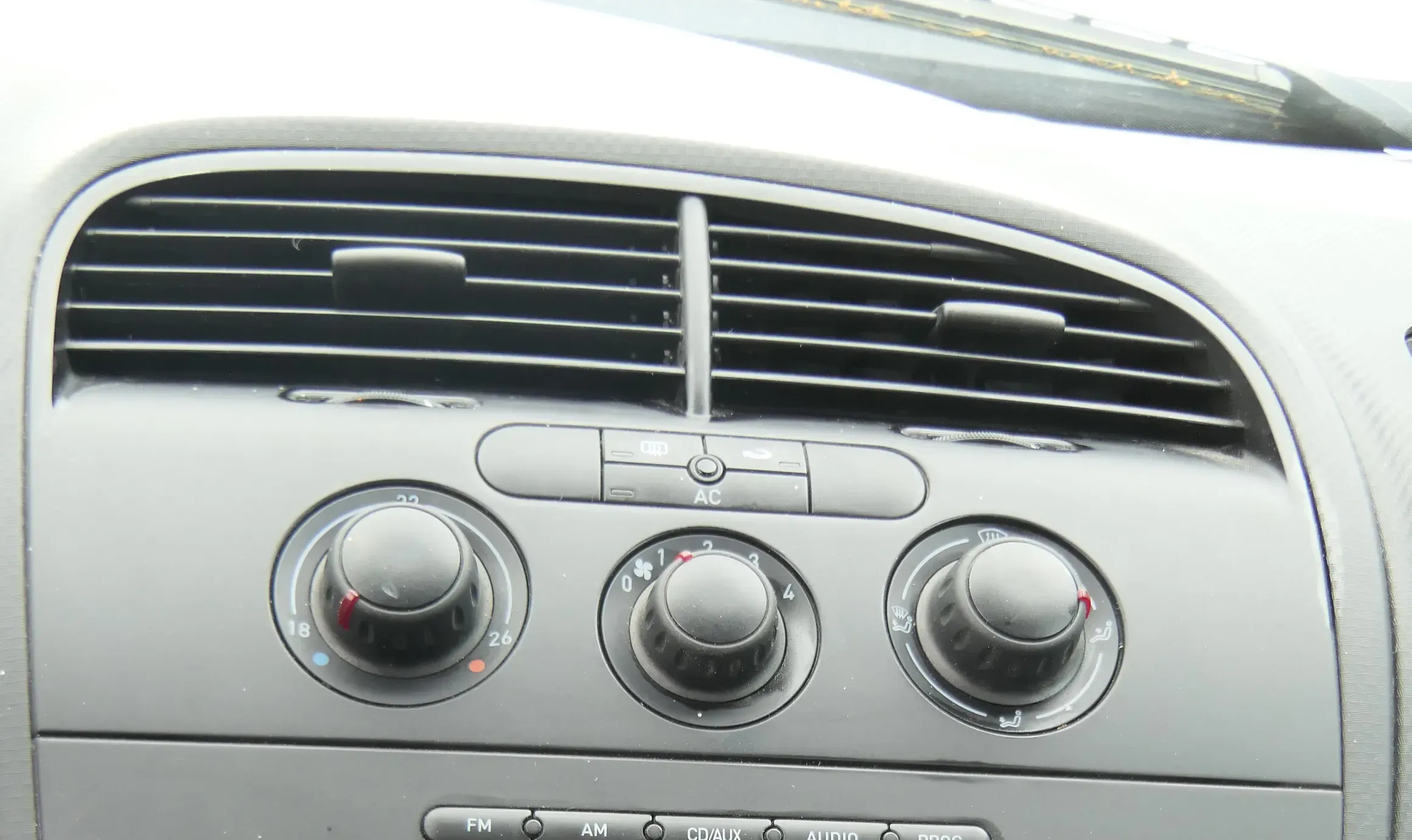 Seat Alatea 5P Mittelkonsole Verkleidung über Radio Klappe Lüftungsdüse schwarz - Bild 1