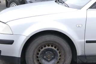 VW Passat 3BG 3B6 Kotflügel vorne links silber LA7W (Blinkerloch) - ROST - Bild 1