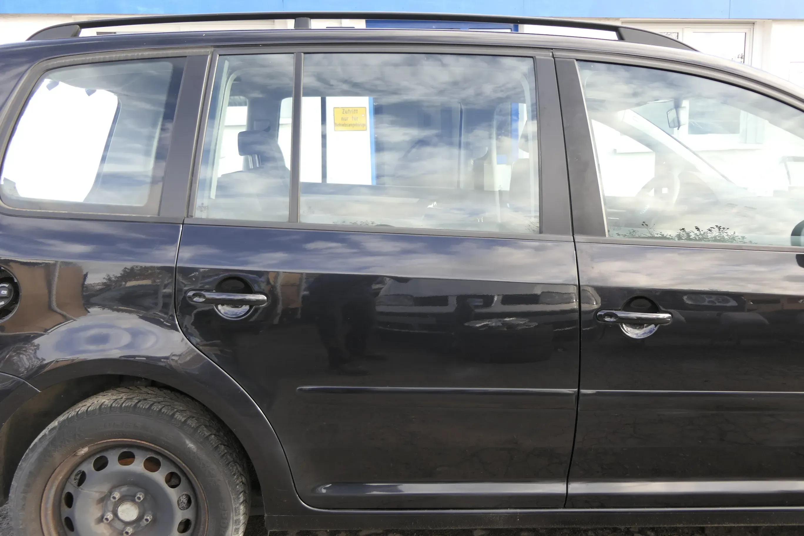 VW Touran 1T 1T3 Tür hinten rechts schwarz metallic LC9Z blackmagic und Scheibe - Bild 1
