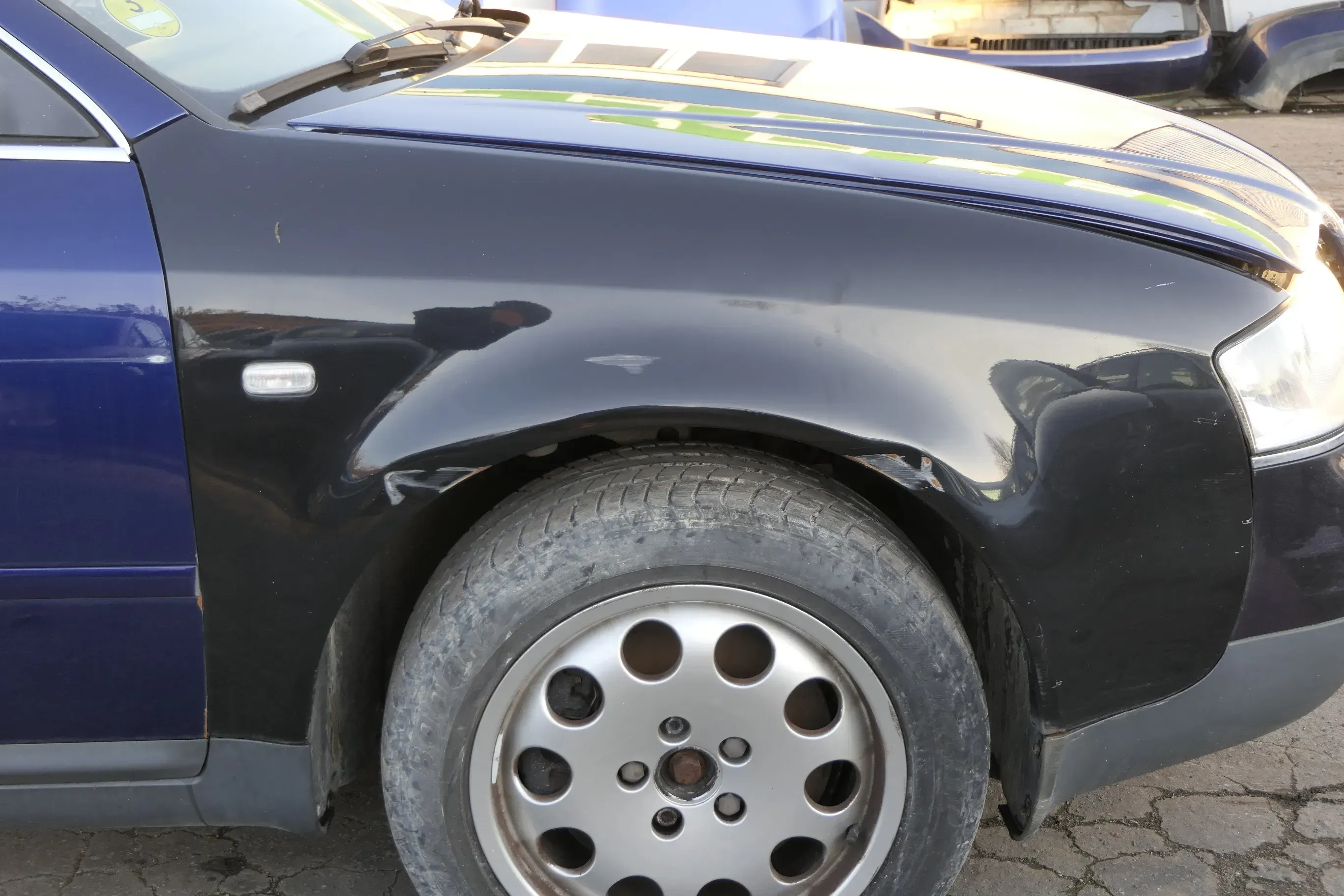 Audi A6 4B Kotflügel vorne rechts schwarz (bis ca.Mitte 2001 passe - Bild 1