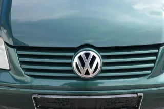 VW Bora Grill Kühlergrill VW Zeichen Logo grün LC6M - Bild 1