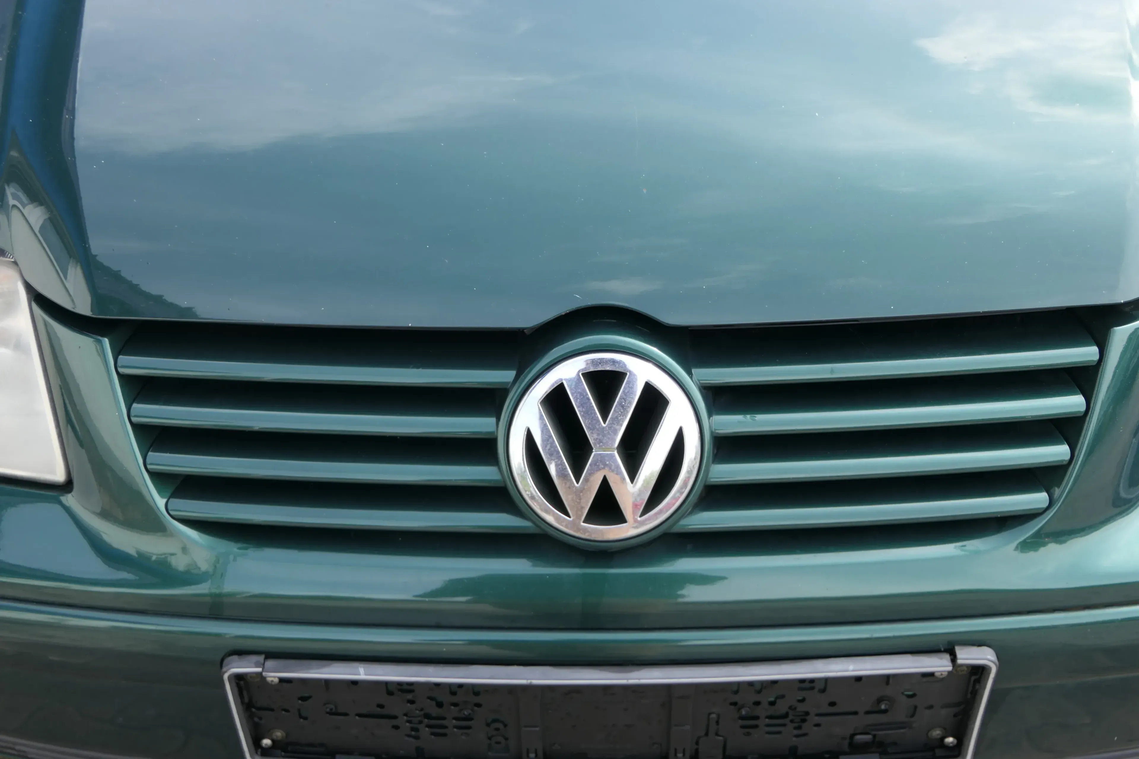 VW Bora Grill Kühlergrill VW Zeichen Logo grün LC6M - Bild 1