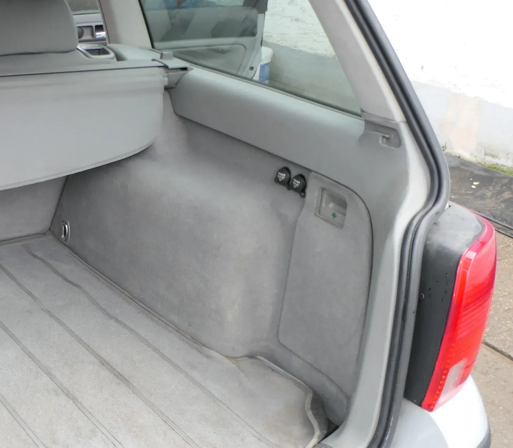 VW Passat 3BG 3B Abdeckung Verkleidung Kofferraum hinten rechts 3B9867428 grau - Bild 1