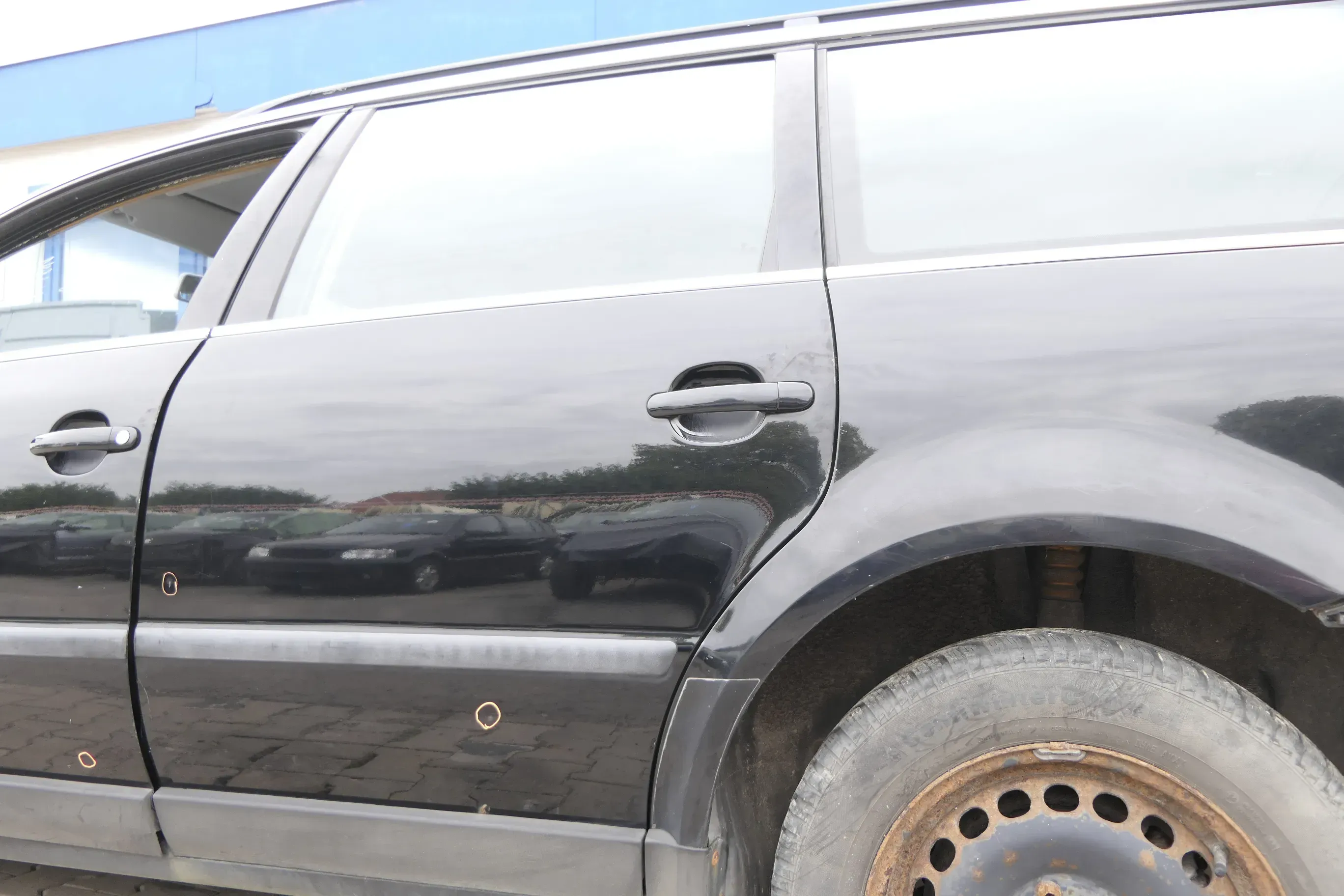 VW Passat 3B 3BG Kombi Variant Tür hinten links schwarz L041 ohneAnbauteile - Bild 1