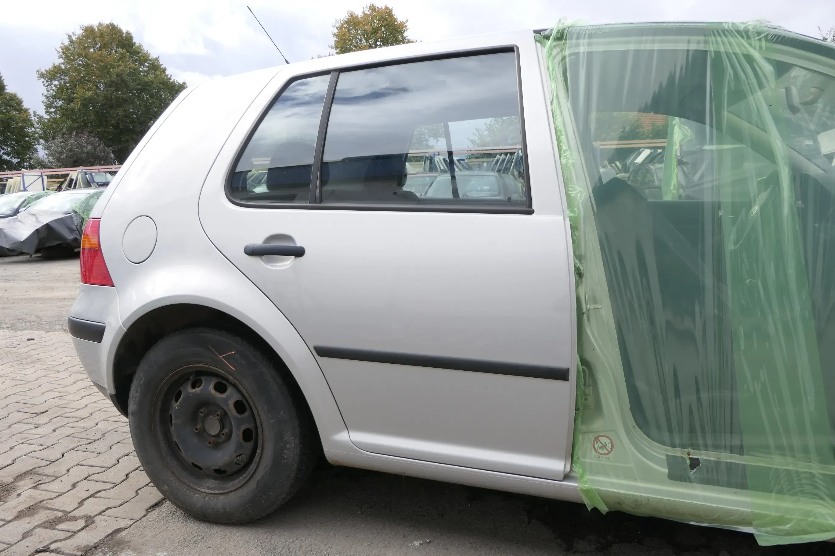 VW Golf 4 Limousine Tür hinten rechts silber grau LB7Z satinsilber (KEINkombi) - Bild 1